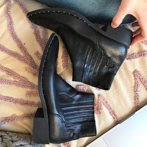 Steve Madden Shoes - Steve Madden Western Boots (work once) Steve Madden Shoes - Steve Madden Western Boots (work once)